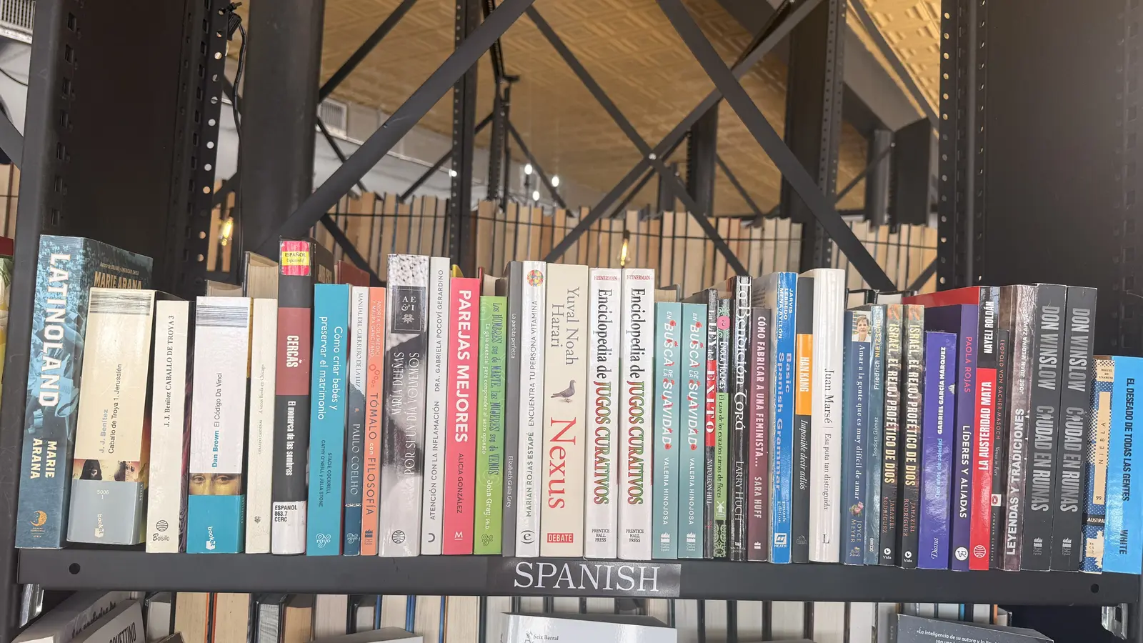 Spanish-language shelf featuring Nayeli Roldán, Gabriel García Márquez, Juan Marsé, and Yuval Noah Harari's Nexus.